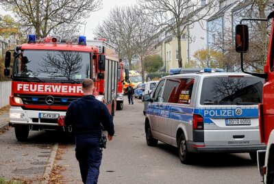 Zusammenstoß mit mehreren PKW: Drei Personen verletzt - Die Straße war während des Einsatzes gesperrt. Foto: Harry Härtel