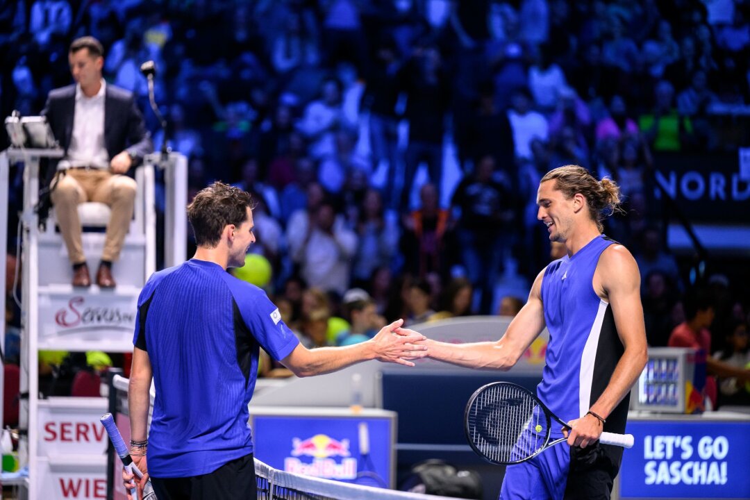 Zverev in Wien locker ins Achtelfinale - Alexander Zverev (r.) zieht in Wien souverän ins Achtelfinale ein.