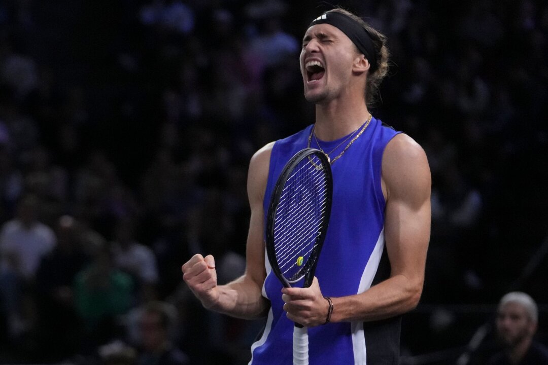 Zverev mit starker Leistung ins Finale von Paris - Alexander Zverev jubelt über den Finaleinzug in Paris.