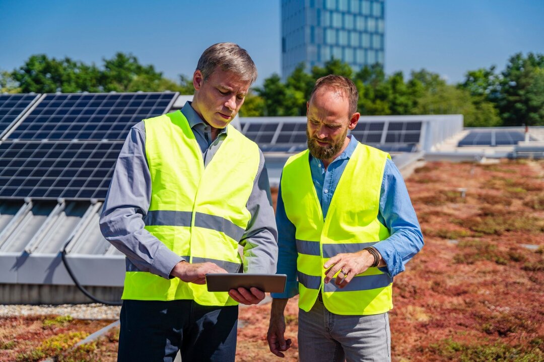 Zwei auf eins: Wie funktioniert ein Solargründach? - Kann man auf Flachdächern gut kombinieren: Pflanzen und Solaranlagen.