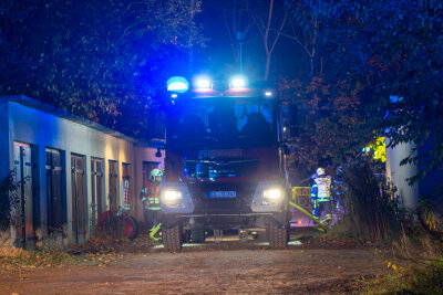 Zwei Autos brennen an Garagenkomplex aus: Feuerwehr im Einsatz - Bereits auf Anfahrt hatten die alarmierten Feuerwehrleute auf Anfahrt eine große Rauchsäule gesehen. 