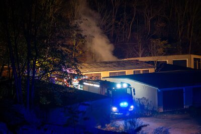 Zwei Autos brennen an Garagenkomplex aus: Feuerwehr im Einsatz - Zu einem Brand mehrerer Fahrzeuge kam es am Dienstagabend im mittelsächsischen Döbeln.