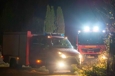 Zwei Autos brennen an Garagenkomplex aus: Feuerwehr im Einsatz - Bereits auf Anfahrt hatten die alarmierten Feuerwehrleute auf Anfahrt eine große Rauchsäule gesehen. 