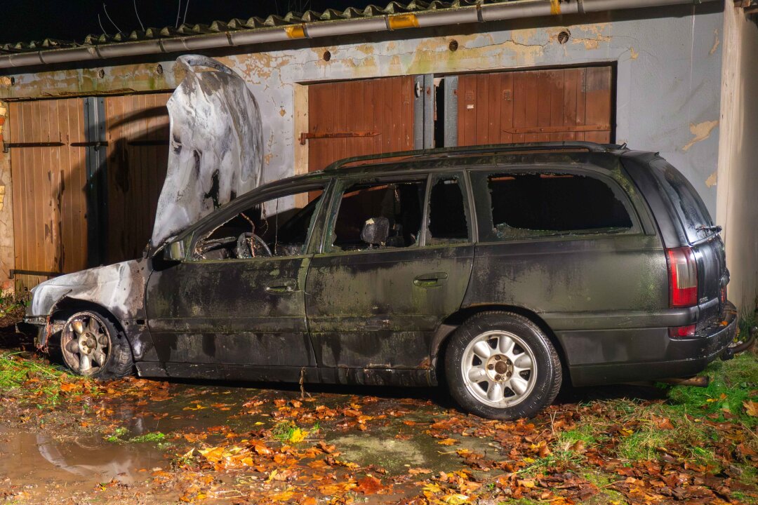 Zwei Autos brennen an Garagenkomplex aus: Feuerwehr im Einsatz - Zu einem Brand mehrerer Fahrzeuge kam es am Dienstagabend im mittelsächsischen Döbeln.