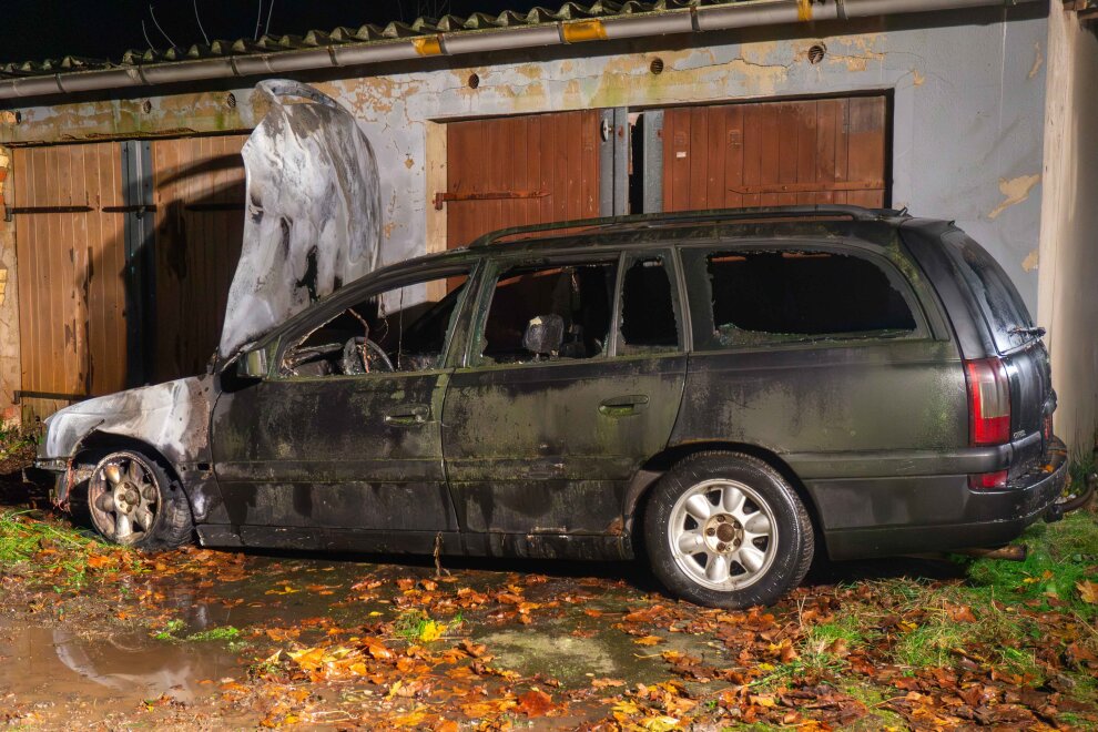 Zwei Autos brennen an Garagenkomplex aus: Feuerwehr im Einsatz - Zu einem Brand mehrerer Fahrzeuge kam es am Dienstagabend im mittelsächsischen Döbeln.