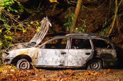 Zwei Autos brennen an Garagenkomplex aus: Feuerwehr im Einsatz - Nach ersten Angaben der Polizei waren an einer Garage an der Straße Zur Sandgrube zwei Autos gegen 19.30 Uhr in Flammen aufgegangen.