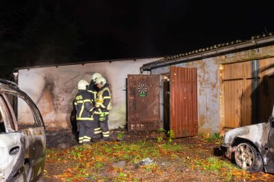 Zwei Autos brennen an Garagenkomplex aus: Feuerwehr im Einsatz - Nach ersten Angaben der Polizei waren an einer Garage an der Straße Zur Sandgrube zwei Autos gegen 19.30 Uhr in Flammen aufgegangen.