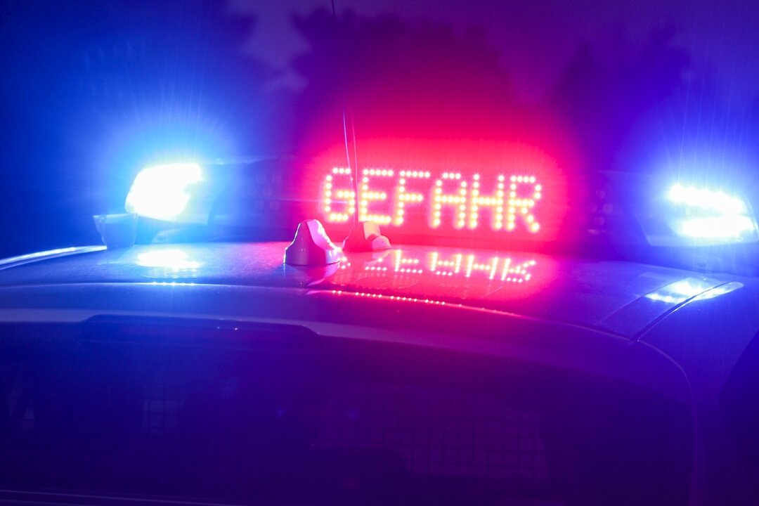 Zwei Autos stoßen in Zwickau zusammen - Frau leicht verletzt - Der Hinweis "Gefahr" leuchtet auf dem Dach eines Einsatzwagens der Polizei.