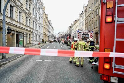 Zwei Brände in Görlitzer Wohnhäusern - Am Freitagmittag eilten Feuerwehr, Rettungswagen und Polizei zu einem Mehrfamilienhaus an der Rauschwalder Straße in Görlitz. Foto: xcitepress