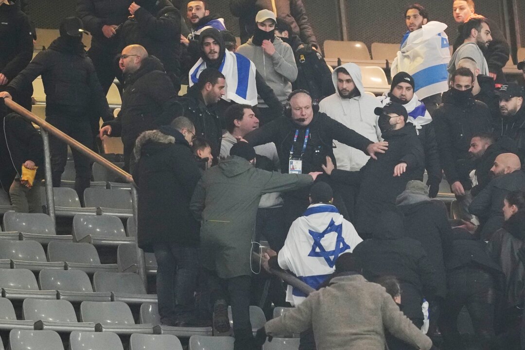 Zwei Festnahmen nach Hochrisikospiel Israel gegen Frankreich - Auf der Tribüne kam es kurzzeitig zu Ausschreitungen.