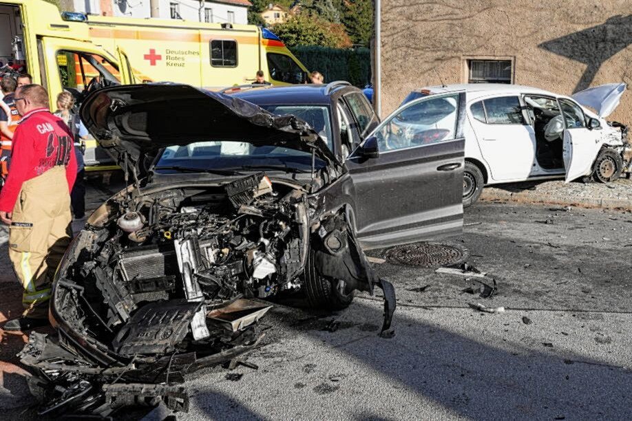 Zwei Kinder betroffen: Vier Verletzte bei Kreuzungscrash - Am Dienstagnachmittag kam es an der Kreuzung Handrij-Zejler-Straße und Salzenforster Straße in Salzenforst zu einem Unfall. Foto: LausitzNews / Jens Kaczmarek