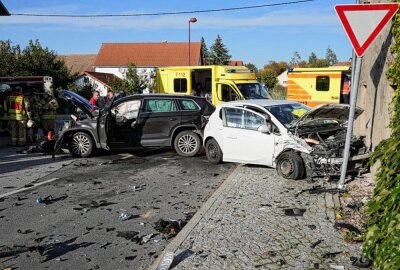 Zwei Kinder betroffen: Vier Verletzte bei Kreuzungscrash - Am Dienstagnachmittag kam es an der Kreuzung Handrij-Zejler-Straße und Salzenforster Straße in Salzenforst zu einem Unfall. Foto: LausitzNews / Jens Kaczmarek