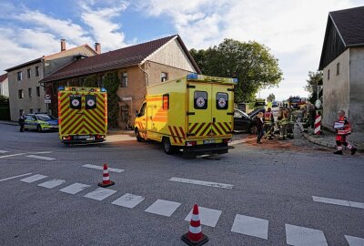 Zwei Kinder betroffen: Vier Verletzte bei Kreuzungscrash - Offenbar wegen nicht ausreichend beachtete Vorfahrt kollidierten ein Opel Corsa und ein Skoda Kodiaq miteinander. Foto: LausitzNews / Jens Kaczmarek