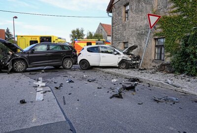 Zwei Kinder betroffen: Vier Verletzte bei Kreuzungscrash - Offenbar wegen nicht ausreichend beachtete Vorfahrt kollidierten ein Opel Corsa und ein Skoda Kodiaq miteinander. Foto: LausitzNews / Jens Kaczmarek