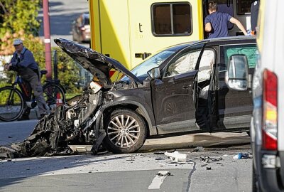 Zwei Kinder betroffen: Vier Verletzte bei Kreuzungscrash - Bei dem Crash wurden nach ersten Informationen vier Menschen verletzt, darunter zwei Kinder. Foto: LausitzNews / Jens Kaczmarek