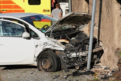 Zwei Kinder betroffen: Vier Verletzte bei Kreuzungscrash - Bei dem Crash wurden nach ersten Informationen vier Menschen verletzt, darunter zwei Kinder. Foto: LausitzNews / Jens Kaczmarek