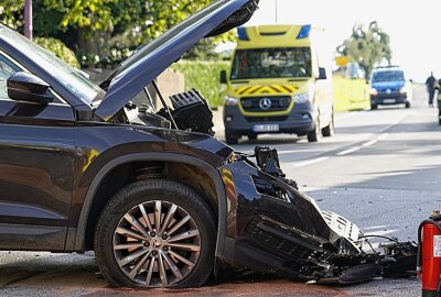 Zwei Kinder betroffen: Vier Verletzte bei Kreuzungscrash - Die Feuerwehr kümmerte sich auslaufende Betriebsmittel. Die Kreuzung war für über eine Stunde voll gesperrt. Foto: LausitzNews / Jens Kaczmarek