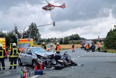 Zwei Personen bei Crash auf sächsischer Staatsstraße verletzt: Rettungshubschrauber im Einsatz - Am Sonntagvormittag kam es auf der Kamerunkreuzung zu einem Zusammenstoß zwischen PKW und Motorrad. Zwei Rettungshubschrauber und ein umfangreicher Rettungseinsatz sind vor Ort. Foto: xcitepress/mr