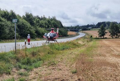 Zwei Personen bei Crash auf sächsischer Staatsstraße verletzt: Rettungshubschrauber im Einsatz - Am Sonntagvormittag kam es auf der Kamerunkreuzung zu einem Zusammenstoß zwischen PKW und Motorrad. Zwei Rettungshubschrauber und ein umfangreicher Rettungseinsatz sind vor Ort. Foto: xcitepress/mr