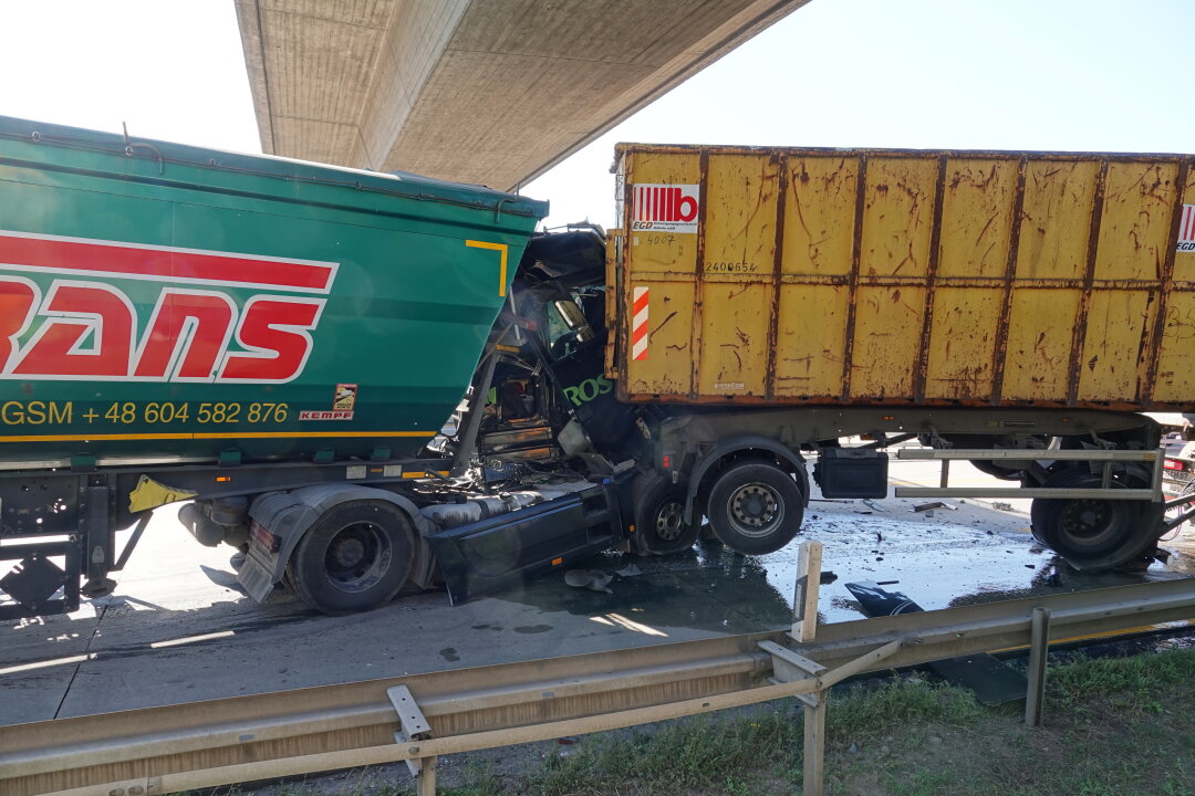 Zwei schwere LKW-Unfälle auf der A4: Vier LKW kollidieren - Zwei fast identische Unfälle auf der A4. Involviert sind vier LKW. Foto: Roland Halkasch