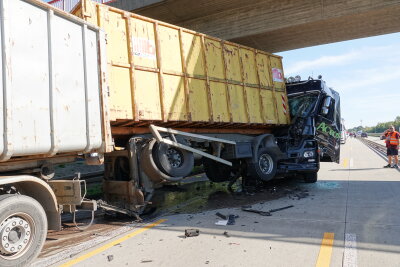 Zwei schwere LKW-Unfälle auf der A4: Vier LKW kollidieren - Zwei fast identische Unfälle auf der A4. Involviert sind vier LKW. Foto: Roland Halkasch