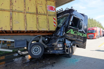 Zwei schwere LKW-Unfälle auf der A4: Vier LKW kollidieren - Zwei fast identische Unfälle auf der A4. Involviert sind vier LKW. Foto: Roland Halkasch