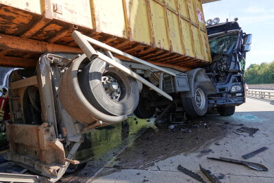 Zwei schwere LKW-Unfälle auf der A4: Vier LKW kollidieren - Zwei fast identische Unfälle auf der A4. Involviert sind vier LKW. Foto: Roland Halkasch