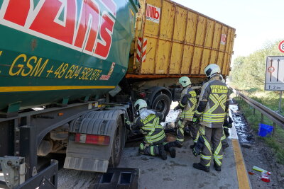 Zwei schwere LKW-Unfälle auf der A4: Vier LKW kollidieren - Zwei fast identische Unfälle auf der A4. Involviert sind vier LKW. Foto: Roland Halkasch