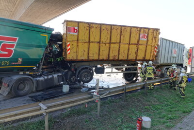 Zwei schwere LKW-Unfälle auf der A4: Vier LKW kollidieren - Zwei fast identische Unfälle auf der A4. Involviert sind vier LKW. Foto: Roland Halkasch