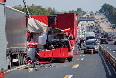 Zwei schwere LKW-Unfälle auf der A4: Vier LKW kollidieren - Zwei fast identische Unfälle auf der A4. Involviert sind vier LKW. Foto: Roland Halkasch