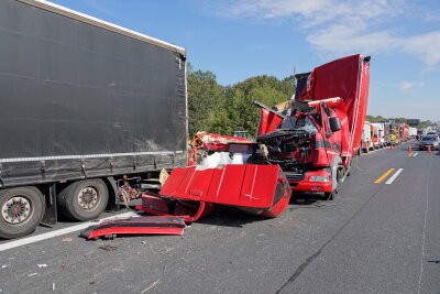 Zwei schwere LKW-Unfälle auf der A4: Vier LKW kollidieren - Zwei fast identische Unfälle auf der A4. Involviert sind vier LKW. Foto: Roland Halkasch