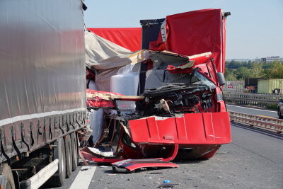 Zwei schwere LKW-Unfälle auf der A4: Vier LKW kollidieren - Zwei fast identische Unfälle auf der A4. Involviert sind vier LKW. Foto: Roland Halkasch