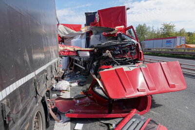 Zwei schwere LKW-Unfälle auf der A4: Vier LKW kollidieren - Zwei fast identische Unfälle auf der A4. Involviert sind vier LKW. Foto: Roland Halkasch