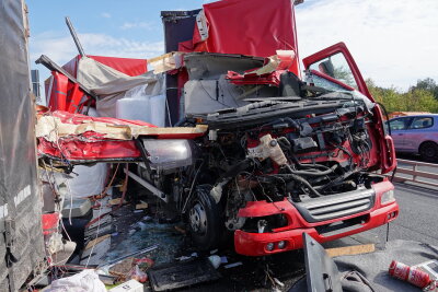 Zwei schwere LKW-Unfälle auf der A4: Vier LKW kollidieren - Zwei fast identische Unfälle auf der A4. Involviert sind vier LKW. Foto: Roland Halkasch