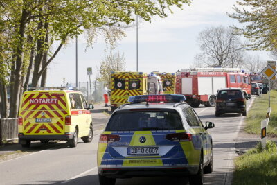 Zwei Schwerletzte durch Zusammenprall mehrerer Fahrzeuge in Euba - Rettungsdienst, Feuerwehr und Polizei sind im Einsatz. Foto: Harry Härtel