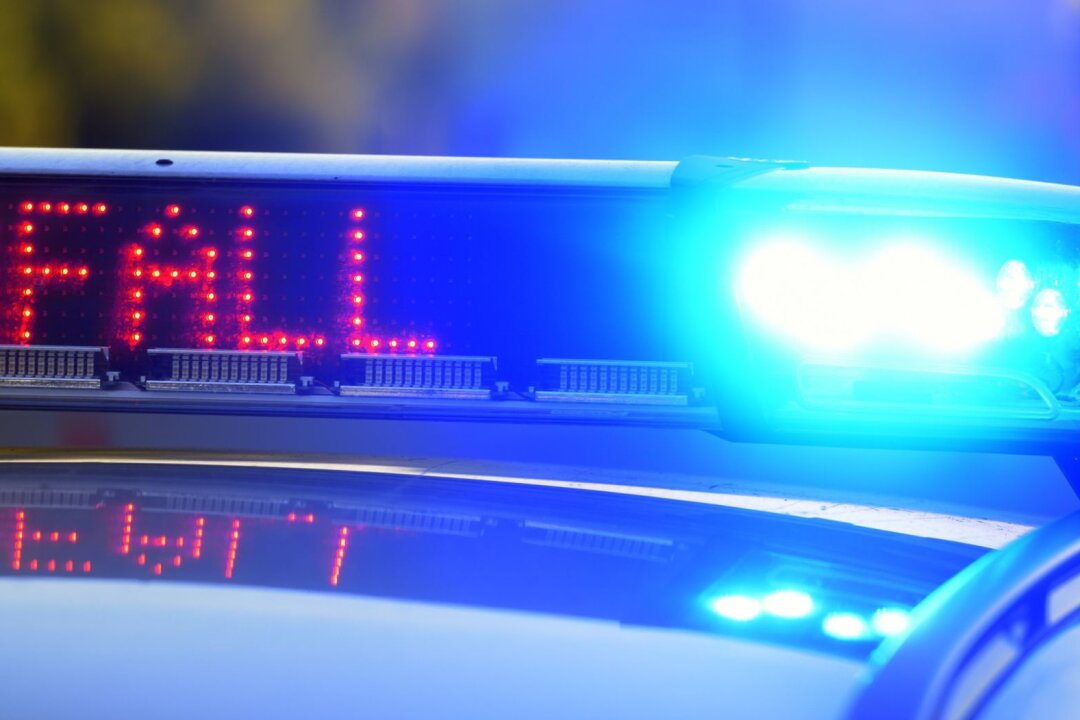 Zwei Schwerverletzte bei Autounfall nahe Plauen - Auf einem Polizeifahrzeug warnt eine Leuchtschrift vor einer Unfallstelle.