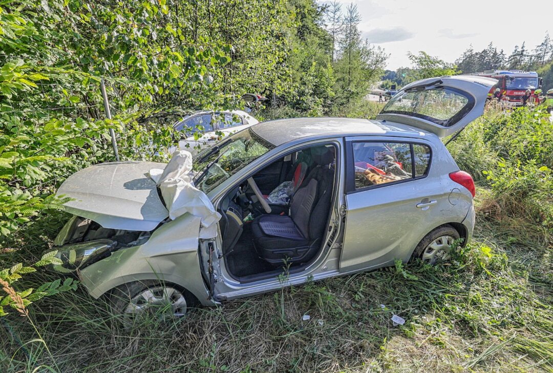 Zwei Schwerverletzte nach Unfall auf der A4 bei Wüstenbrand - Fataler Unfall mit zwei PKW auf der A4. Bild: Andreas Kretschel