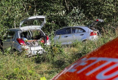 Zwei Schwerverletzte nach Unfall auf der A4 bei Wüstenbrand - Fataler Unfall mit zwei PKW auf der A4. Bild: Andreas Kretschel