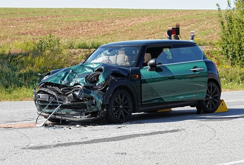 Zwei Schwerverletzte nach Unfall zwischen LKW und Auto - Am Dienstagnachmittag kam es zu einem schweren Verkehrsunfall in Löbau. Foto: LausitzNews.de/ Jens Kaczmarek