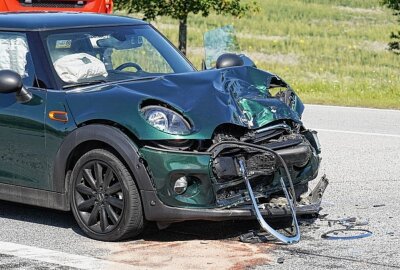 Zwei Schwerverletzte nach Unfall zwischen LKW und Auto - Am Dienstagnachmittag kam es zu einem schweren Verkehrsunfall in Löbau. Foto: LausitzNews.de/ Jens Kaczmarek