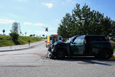 Zwei Schwerverletzte nach Unfall zwischen LKW und Auto - Am Dienstagnachmittag kam es zu einem schweren Verkehrsunfall in Löbau. Foto: LausitzNews.de/ Jens Kaczmarek