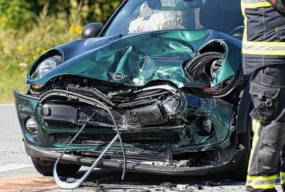 Zwei Schwerverletzte nach Unfall zwischen LKW und Auto - Am Dienstagnachmittag kam es zu einem schweren Verkehrsunfall in Löbau. Foto: LausitzNews.de/ Jens Kaczmarek