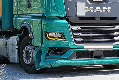 Zwei Schwerverletzte nach Unfall zwischen LKW und Auto - Am Dienstagnachmittag kam es zu einem schweren Verkehrsunfall in Löbau. Foto: LausitzNews.de/ Jens Kaczmarek