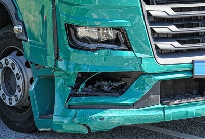 Zwei Schwerverletzte nach Unfall zwischen LKW und Auto - Am Dienstagnachmittag kam es zu einem schweren Verkehrsunfall in Löbau. Foto: LausitzNews.de/ Jens Kaczmarek