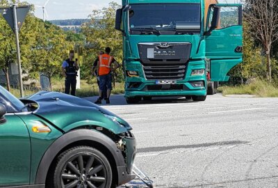 Zwei Schwerverletzte nach Unfall zwischen LKW und Auto - Am Dienstagnachmittag kam es zu einem schweren Verkehrsunfall in Löbau. Foto: LausitzNews.de/ Jens Kaczmarek