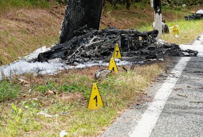 Zwei Tote nach tragischem Unfall: Motorrad geht in Flammen auf - Die Staatsstraße 194 war für mehrere Stunden gesperrt. Der Verkehrsunfalldienst und eine Sachverständige ermitteln zur Unfallursache.