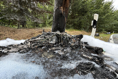 Zwei Tote nach tragischem Unfall: Motorrad geht in Flammen auf - Die Staatsstraße 194 war für mehrere Stunden gesperrt. Der Verkehrsunfalldienst und eine Sachverständige ermitteln zur Unfallursache.