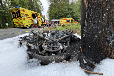 Zwei Tote nach tragischem Unfall: Motorrad geht in Flammen auf -  Am Samstag kam es gegen 11.40 Uhr auf der S 194 zwischen Grillenburg und Naundorf zu einem tödlichen Verkehrsunfall.