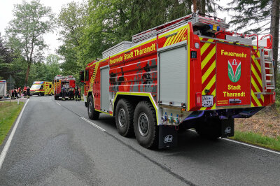 Zwei Tote nach tragischem Unfall: Motorrad geht in Flammen auf - Als die Freiwilligen Feuerwehren Tharandt, Klingenberg und Freital eintrafen, stand das Motorrad in Flammen. 