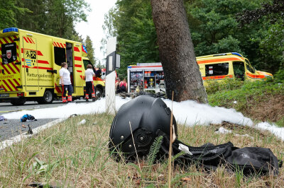 Zwei Tote nach tragischem Unfall: Motorrad geht in Flammen auf - Der Motorradfahrer erlag sofort seinen schweren Verletzungen.